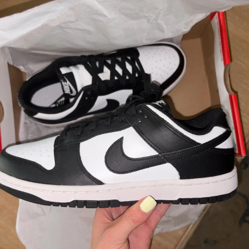 Nike Panda Dunks Size 9W 7.5M